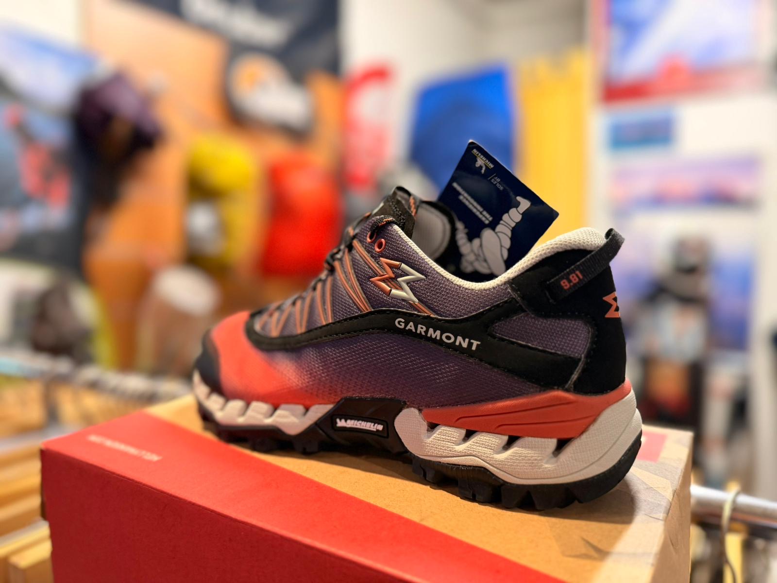 Chaussure violette de trekking, vue arrière trois-quarts